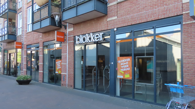 912840 Gezicht op de winkelpui van de voormalige Blokker-winkel (Burchtplein 18) in het winkelcentrum Vleuterweide te ...